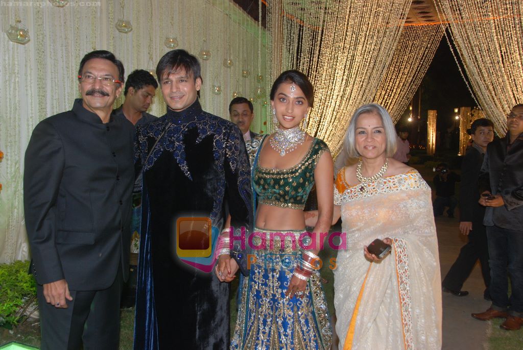 Vivek Oberoi, Priyanka Alva at Vivek and Priyanka Oberoi's wedding reception in ITC Grand Maratha, Mumbai on 31st Oct 2010 