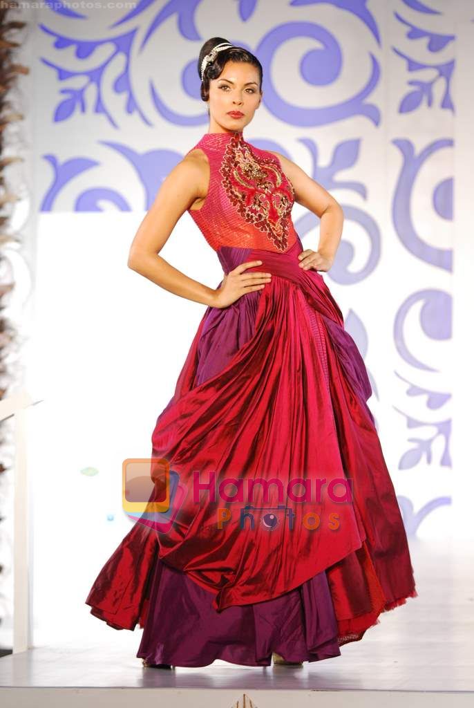 Model walks the ramp for Shantanu Nikhil at Aamby Valley India Bridal week DAY 3 on 31st Oct 2010