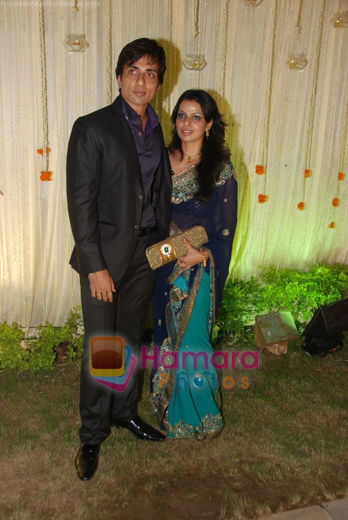 Sonu Sood at Vivek and Priyanka Oberoi's wedding reception in ITC Grand Maratha, Mumbai on 31st Oct 2010 