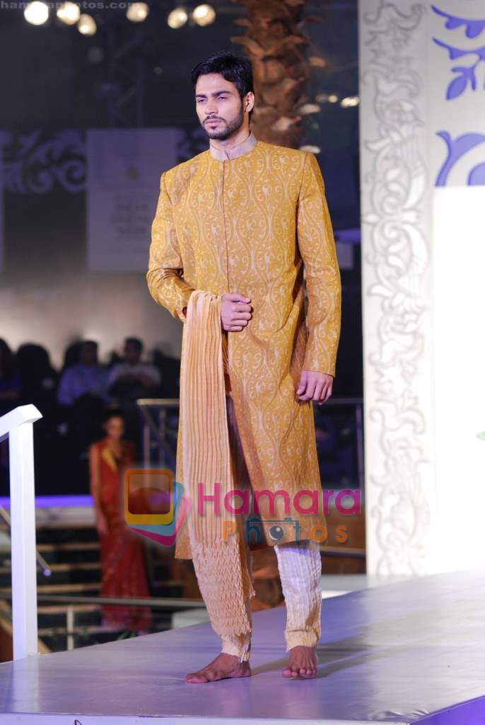 Model walks the ramp for Abhishek Dutta at Aamby Valley India Bridal Week day 4 on 1st Nov 2010  