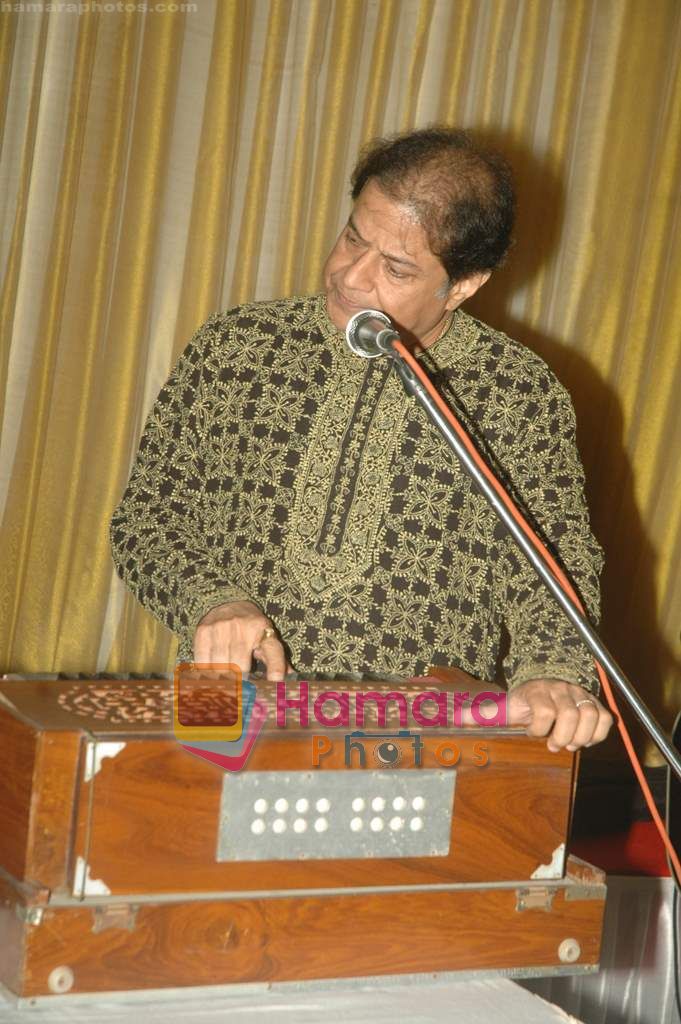 Anup Jalota at Madhushree's bday in Club Millennium on 1st Nov 2010 