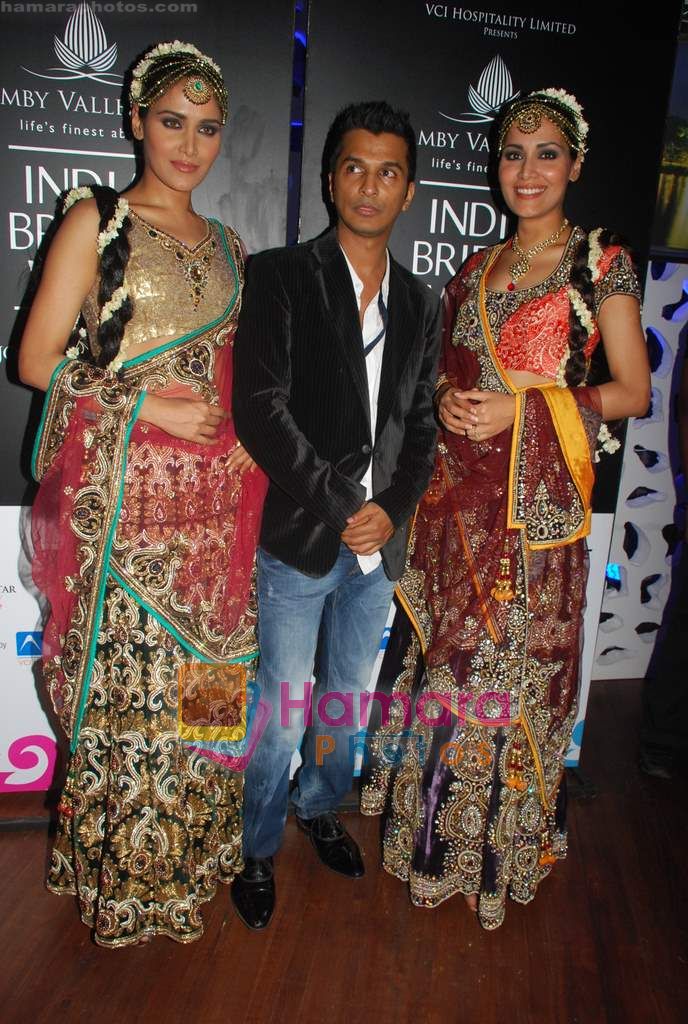 Vikram Phadnis at Aamby Valley India Bridal Week day 4-1 on 1st Nov 2010 