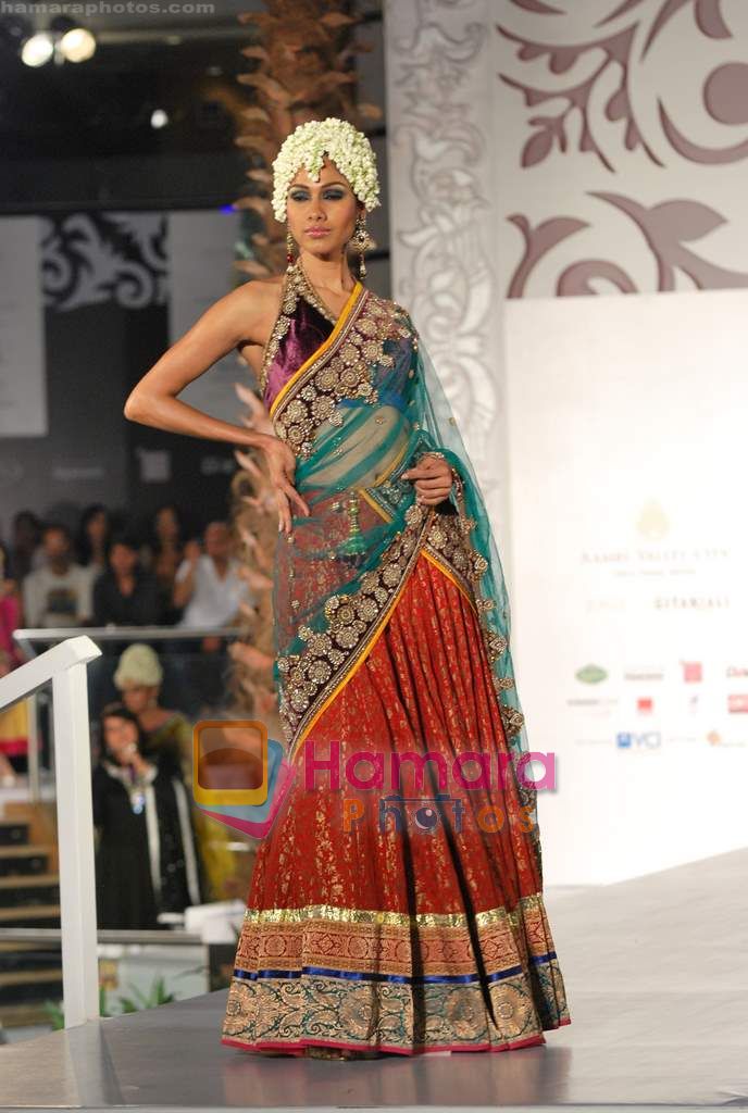 Model walks the ramp for Vikram Phadnis at Aamby Valley India Bridal Week day 4 on 1st Nov 2010 