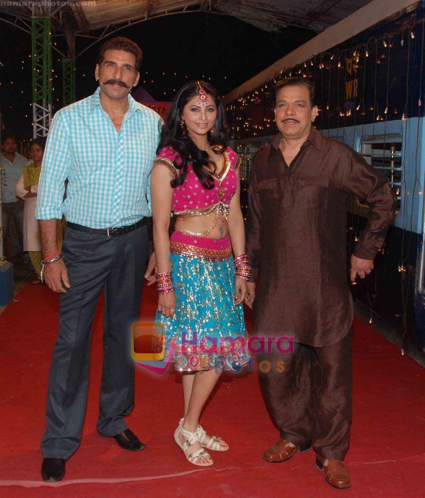 Mukesh Rishi, Daisy, Govind Namdeo at Ganesh Acharya's item song on Daisy for film Khuda Kasam in Kamalistan on 1st Nov 2010 