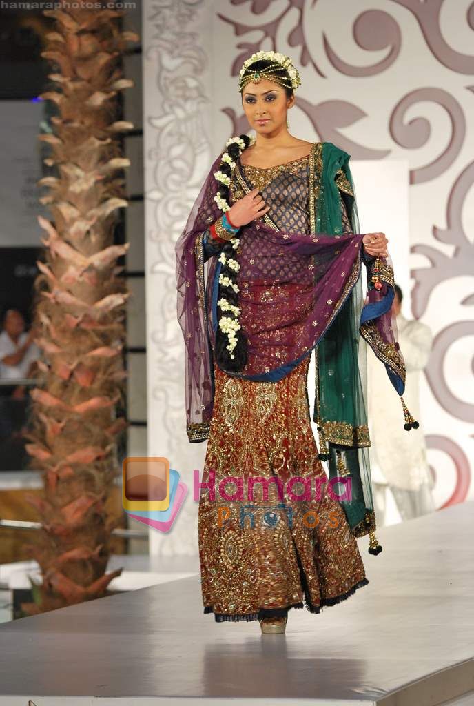 Model walks the ramp for Vikram Phadnis at Aamby Valley India Bridal Week day 4 on 1st Nov 2010 