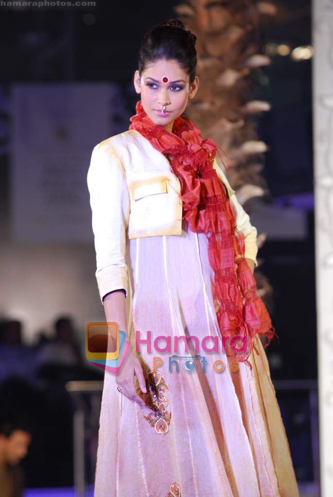 Model walks the ramp for Abhishek Dutta at Aamby Valley India Bridal Week day 4 on 1st Nov 2010  
