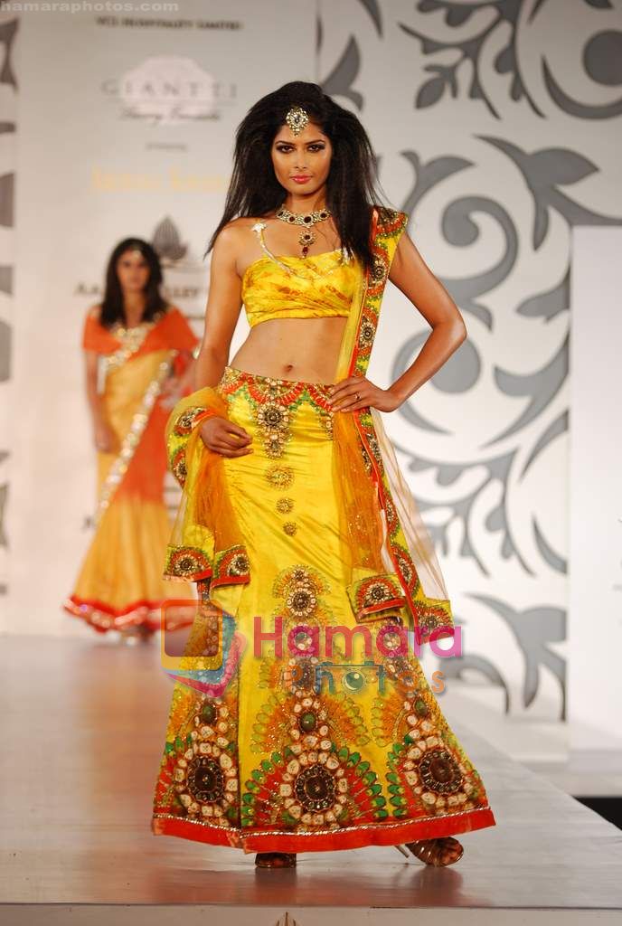 Model walks the ramp for Archana Kocchar at Aamby Valley India Bridal Week day 5 on 2nd Nov 2010 