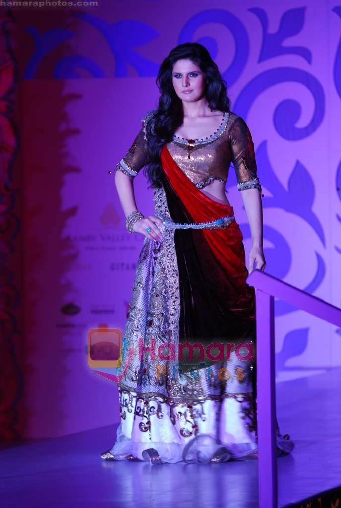 Zarine Khan walks the ramp for Sonia Mehra at Aamby Valley India Bridal Week day 5 on 2nd Nov 2010 