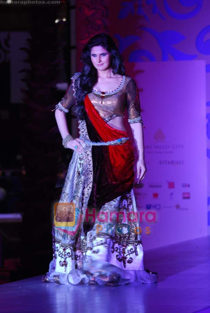 Zarine Khan walks the ramp for Sonia Mehra at Aamby Valley India Bridal Week day 5 on 2nd Nov 2010 