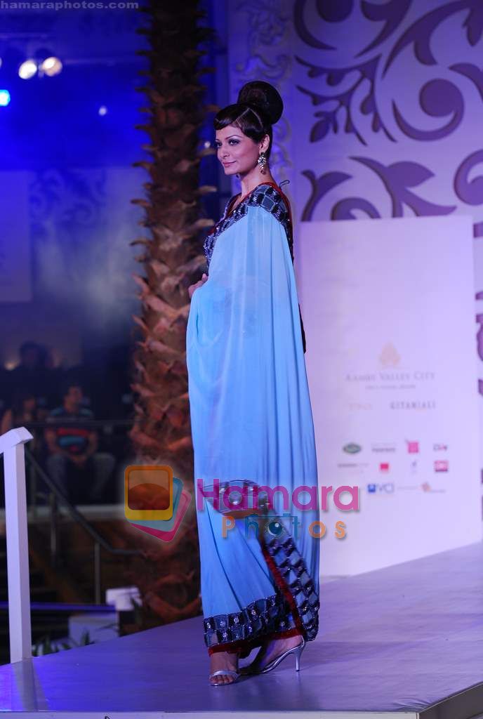 Model walks the ramp for Jaya Misra at Aamby Valley India Bridal Week day 5 on 2nd Nov 2010 