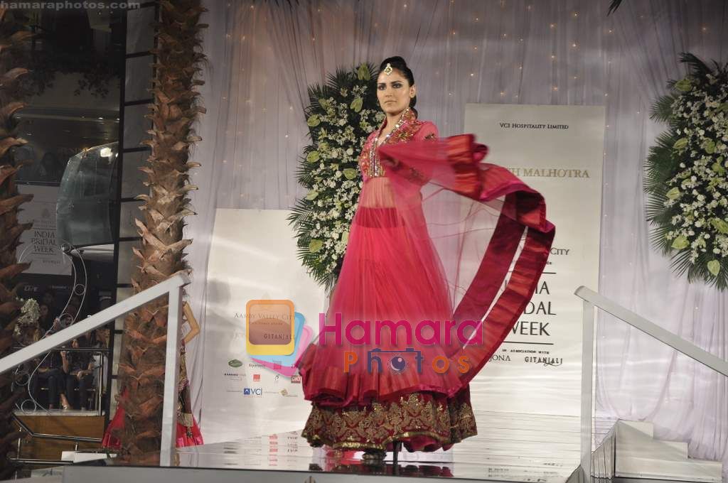 Model walks the ramp for Manish Malhotra at Aamby Valley India Bridal Week day 5 on 2nd Nov 2010 