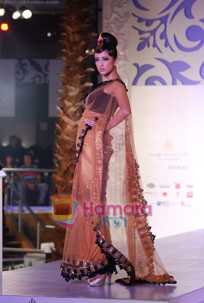 Model walks the ramp for Sonia Mehra at Aamby Valley India Bridal Week day 5 on 2nd Nov 2010 