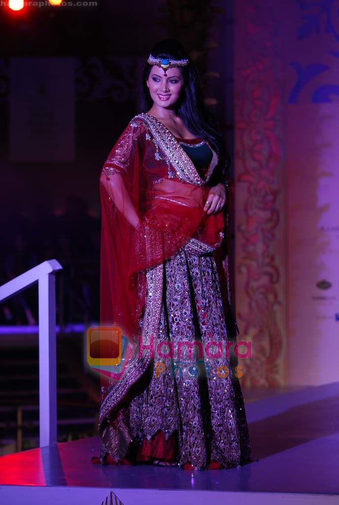 Geeta Basra walks the ramp for Sonia Mehra at Aamby Valley India Bridal Week day 5 on 2nd Nov 2010 