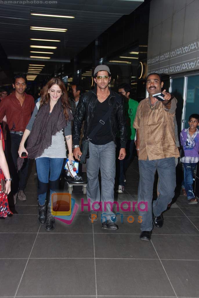 Hrithik Roshan, Suzanne Roshan returns from Berlin in International Airport, Mumbai on 3rd Nov 2010 