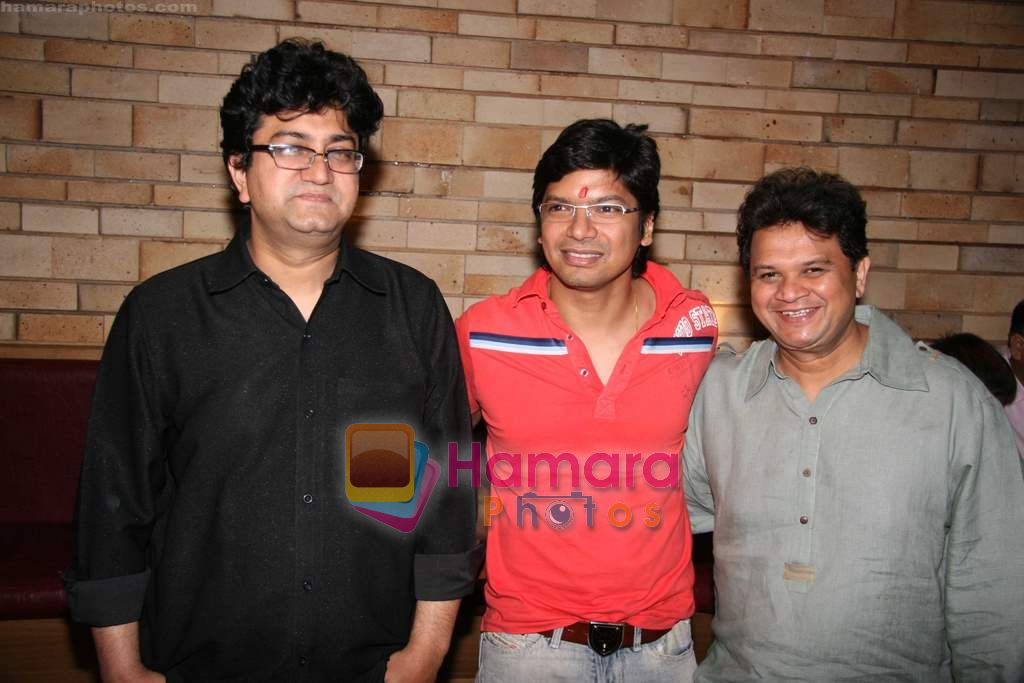 Parsoon Joshi, Shaan at Asif Bhamla Diwali celebrations in Red Ant Cafe on 3rd Nov 2010 