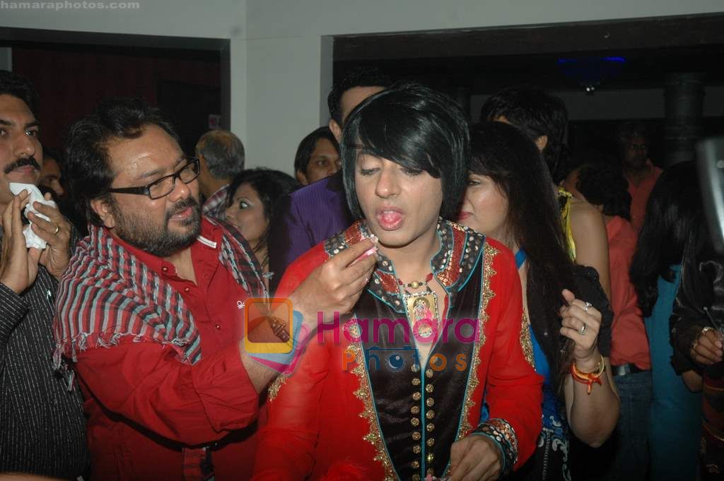 Rohit Verma at Rohit Verma's bday bash in Twist on 7th Nov 2010 