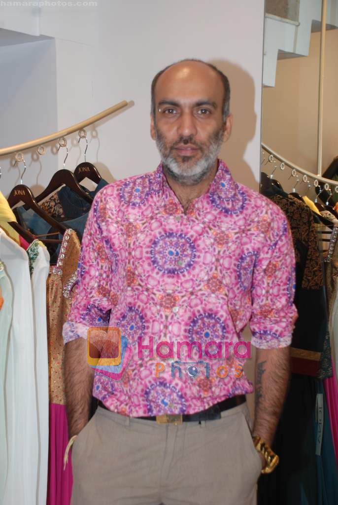 Manish Arora at the Jona store launch in Juhu on 9th Nov 2010 