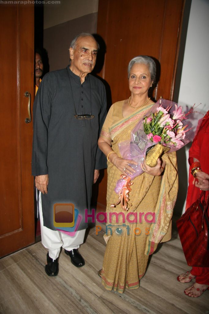 Waheeda Rehman Felicitates Anup Jalota in Nehru Centre, Mumbai on 10th Nov 2010