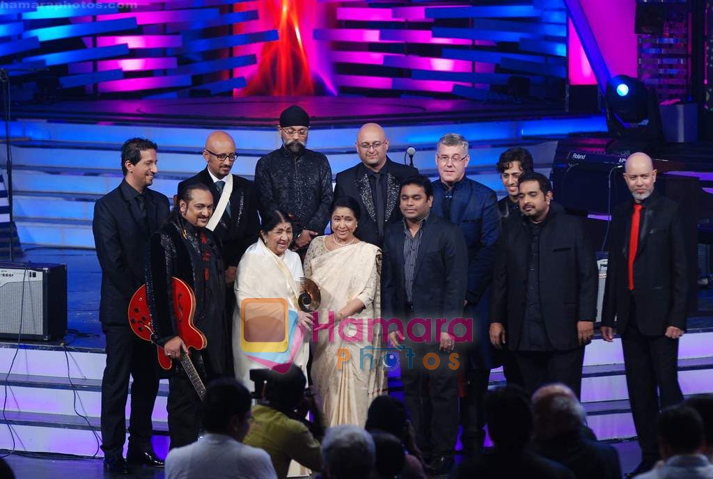 Lata Mangeshkar, Asha Bhosle at Global Indian music Awards in Yashraj on 10th Nov 2010 