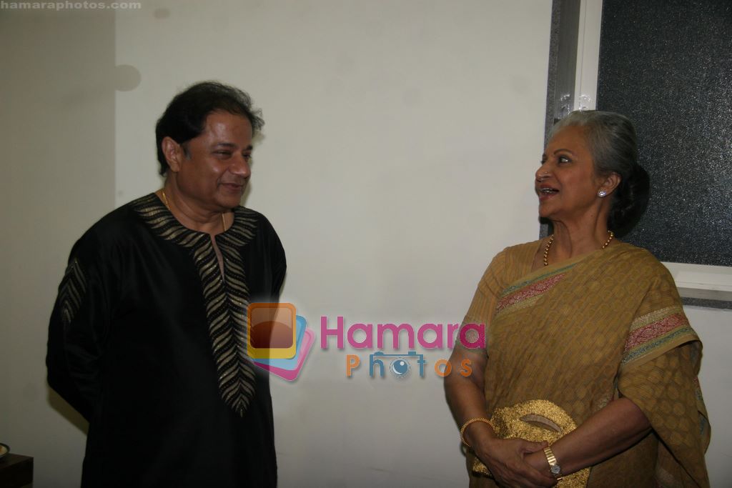 Waheeda Rehman Felicitates Anup Jalota in Nehru Centre, Mumbai on 10th Nov 2010 