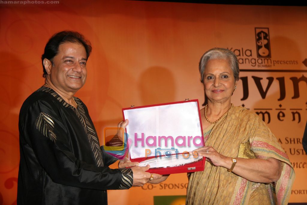 Waheeda Rehman Felicitates Anup Jalota in Nehru Centre, Mumbai on 10th Nov 2010 