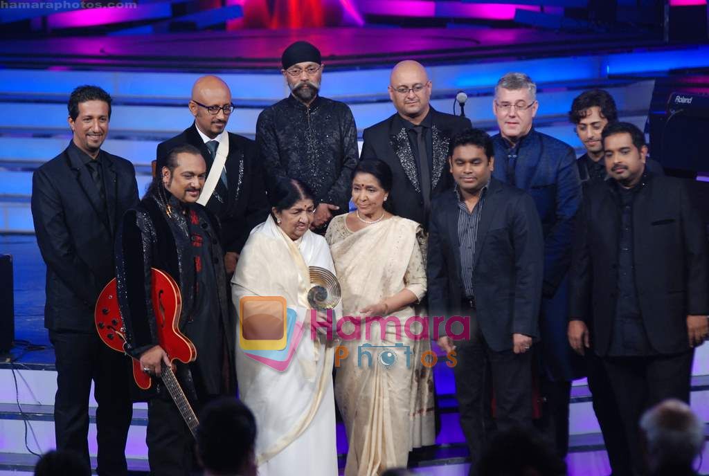 Lata Mangeshkar, Asha Bhosle at Global Indian music Awards in Yashraj on 10th Nov 2010 
