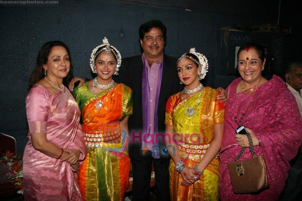 Hema Malini, Esha Deol, Ahana Deol at Jaya Smriti dance event in Ravindra Natya Mandir on 13th Nov 2010 