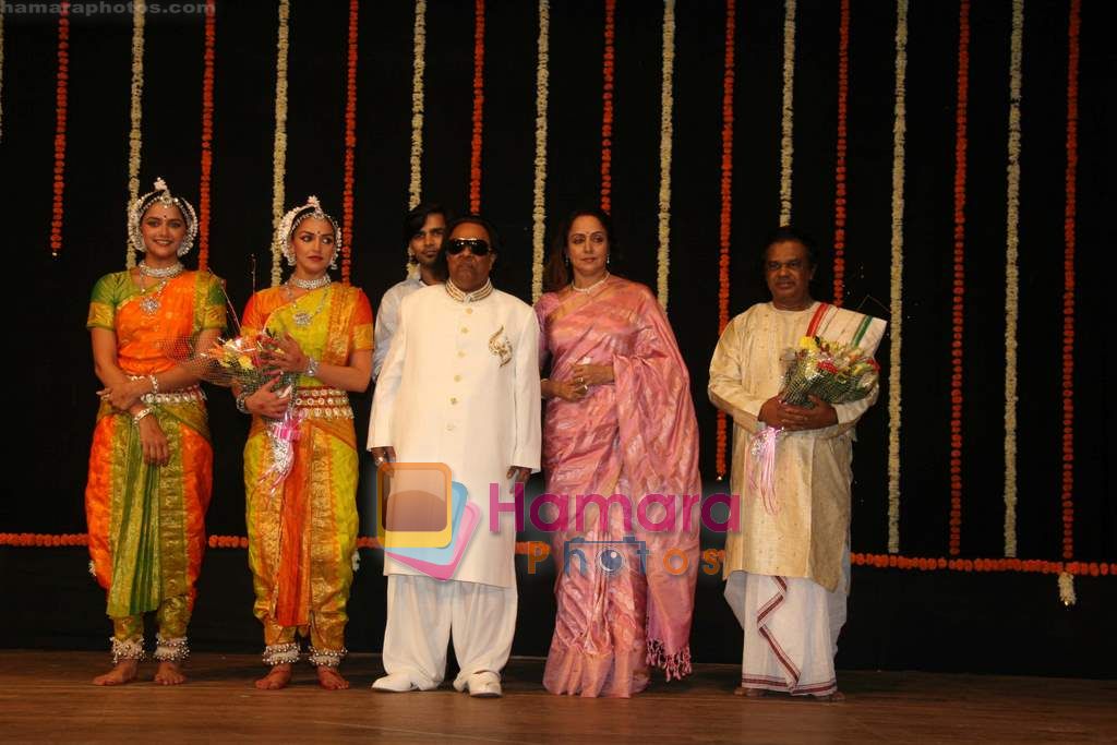 Esha Deol, Ahana Deol, Hema Malini at Jaya Smriti dance event in Ravindra Natya Mandir on 13th Nov 2010 