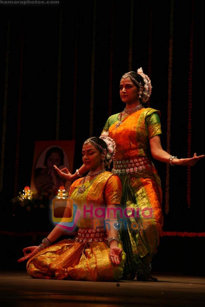 Esha Deol, Ahana Deol at Jaya Smriti dance event in Ravindra Natya Mandir on 13th Nov 2010 