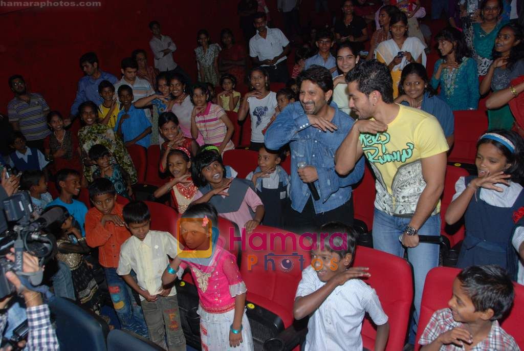 Kunal Khemu, Arshad Warsi with Golmaal 3 team celebrates with kids in Fame on 14th Nov 2010 