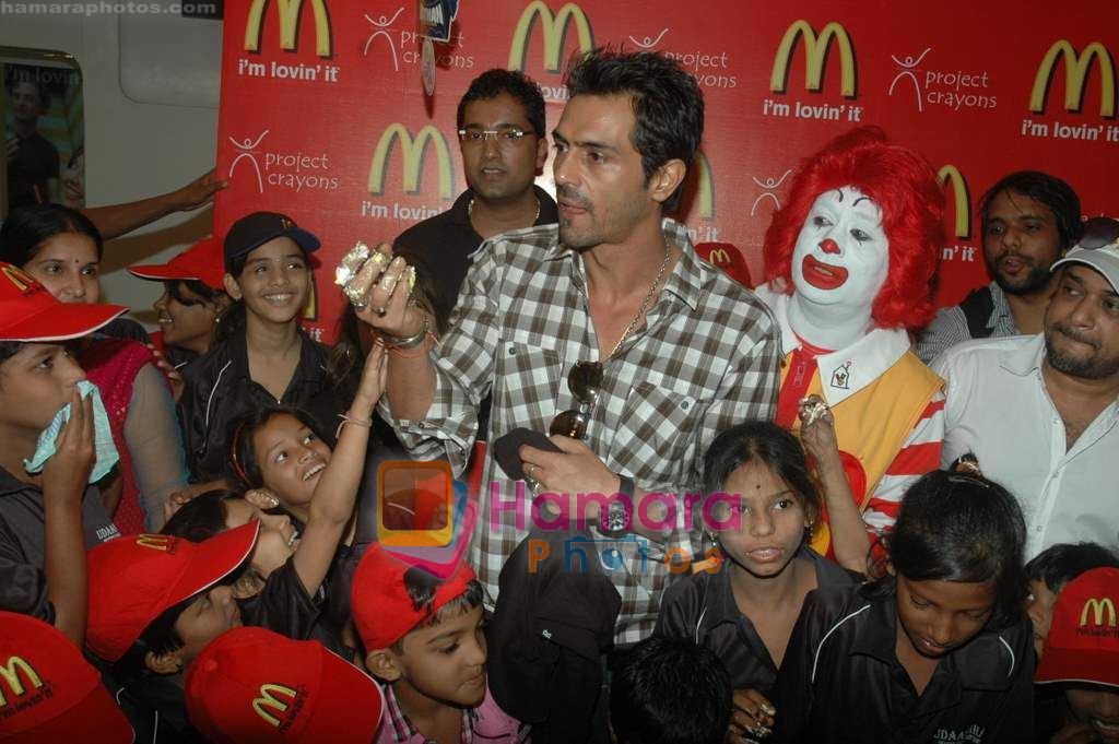 Arjun Rampal spends time with kids at Mcdonald's on 14th Nov 2010 
