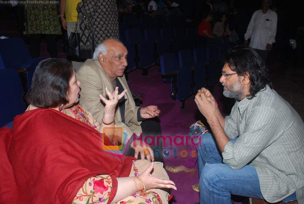 Yash Chopra at Draupadi play premiere in NCPA on 14th Nov 2010 