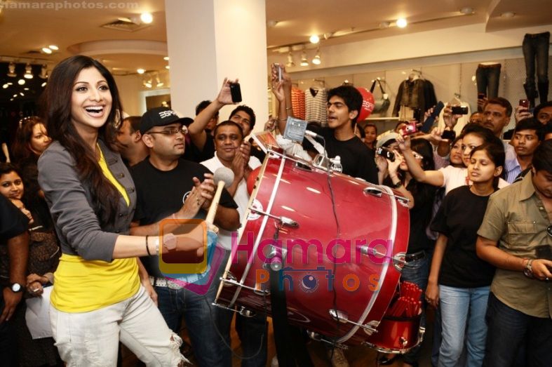 Shilpa Shetty helps make every bang count for Esprit's SOS children's villages in New Delhi on 14th Nov 2010
