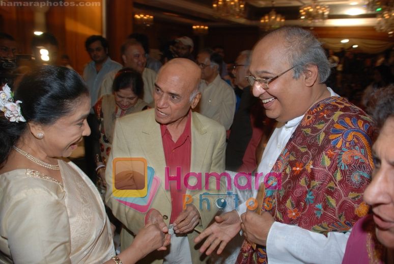 Ashaji, Khayaamsahab & Gautam Rajyadhaksh at the launch of Shujaat Khan & Asha Bhosle album Naina Lagai Ke in Mumbai on Nov 18th 2010