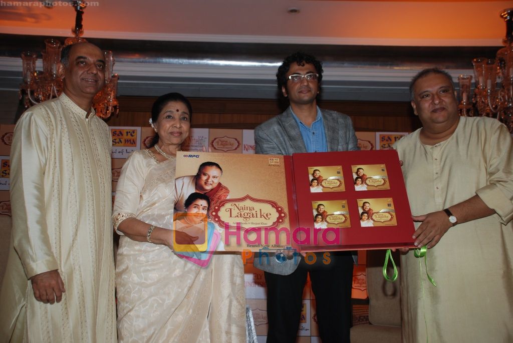 Atul Churamani, VP, Saregama India, Asha Bhosle, Apurv Nagpal, MD, Saregama India & Shujaat Khan at the launch of Shujaat Khan & Asha Bhosle album Naina Lagai Ke in Mumbai on Nov 18th 2010