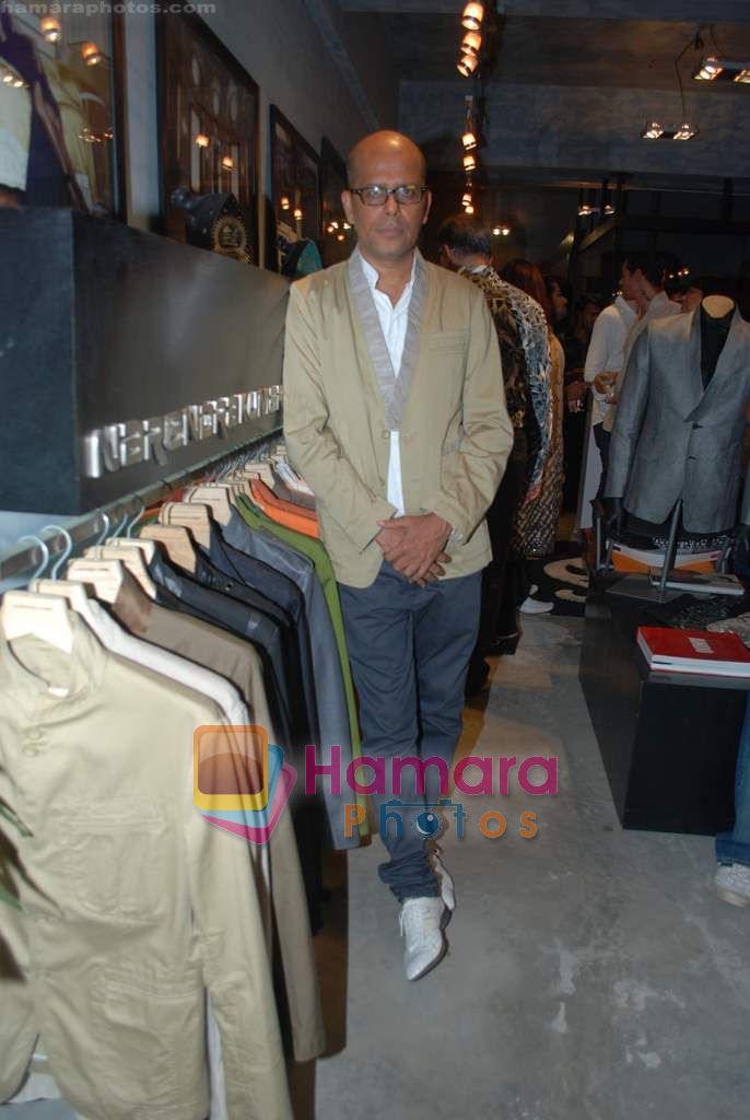 Narendra Kumar Ahmed at Narendra Kumar Ahmed's store launch in Khar on 18th Nov 2010 