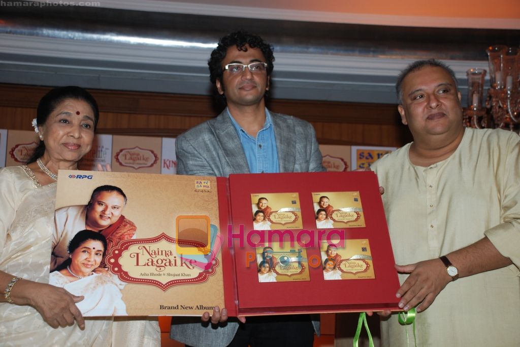 Asha Bhosle, Apurv Nagpal, MD, Saregama India & Shujaat Khan at the launch of Shujaat Khan & Asha Bhosle album Naina Lagai Ke in Mumbai on Nov 18th 2010