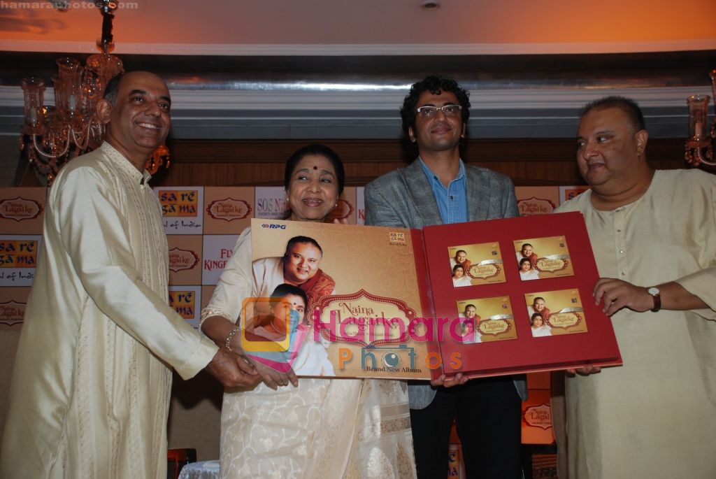 Atul Churamani, VP, Saregama India, Asha Bhosle, Apurv Nagpal, MD, Saregama & Shujaat Khan at the launch of Shujaat Khan & Asha Bhosle album Naina Lagai Ke in Mumbai on Nov 18th 2010