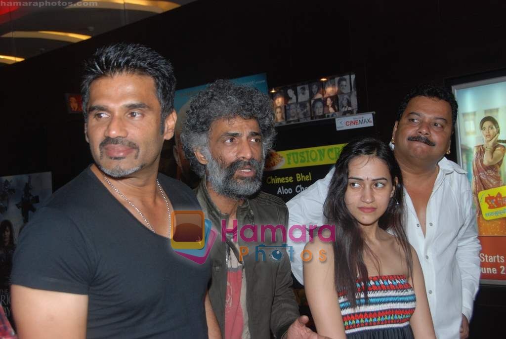 Suniel Shetty, Makrand Deshpande, Vasuda Sharma at Shahrukh Bola Khoobsurat Hai Tu film premiere in Cinemax on 18th Nov 2010 