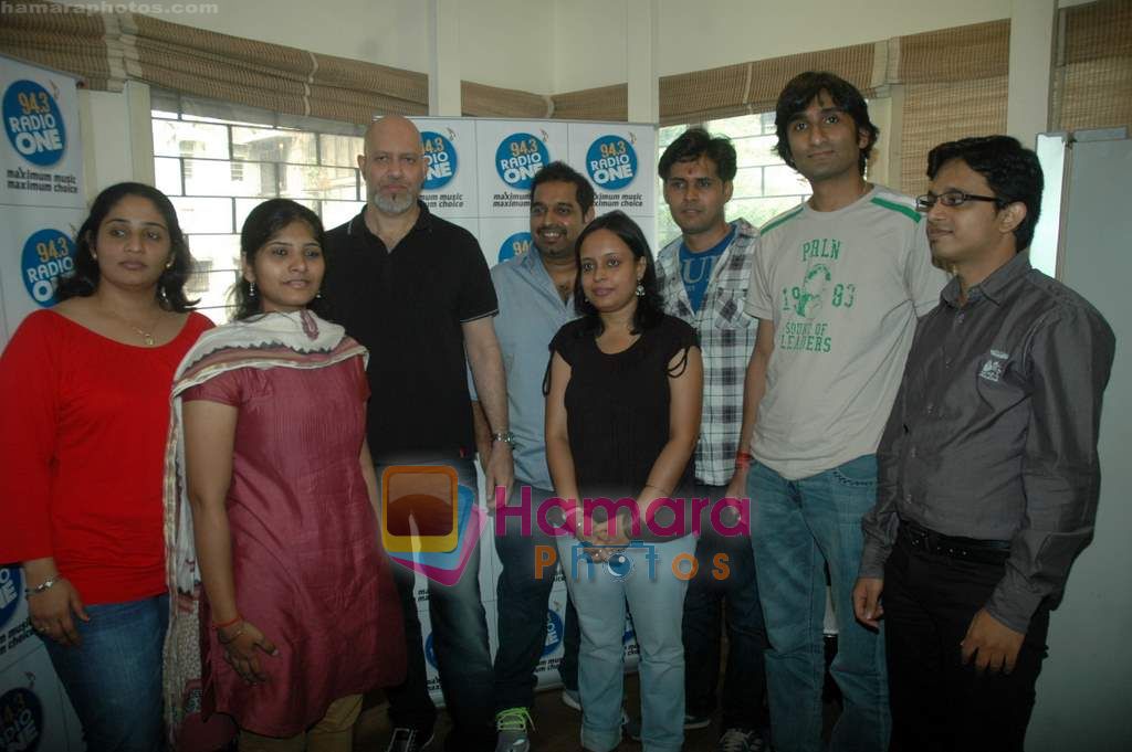 Shankar Mahadevan, Loy Mendonsa at Radio One contest winners event in Bandra, Mumbai on 20th Nov 2010 