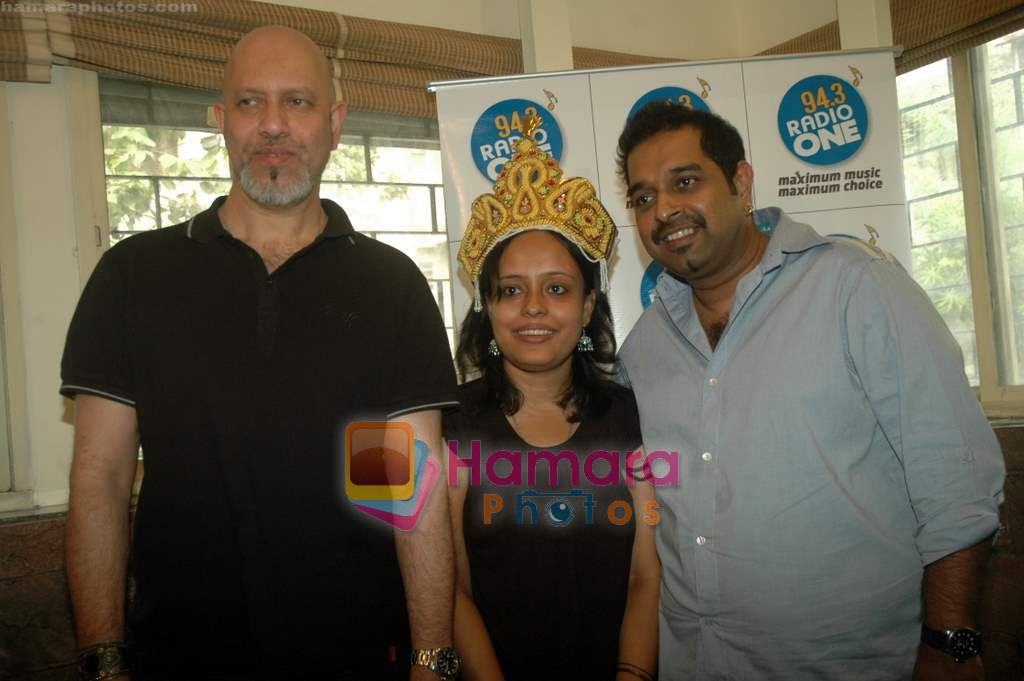 Shankar Mahadevan, Loy Mendonsa at Radio One contest winners event in Bandra, Mumbai on 20th Nov 2010 