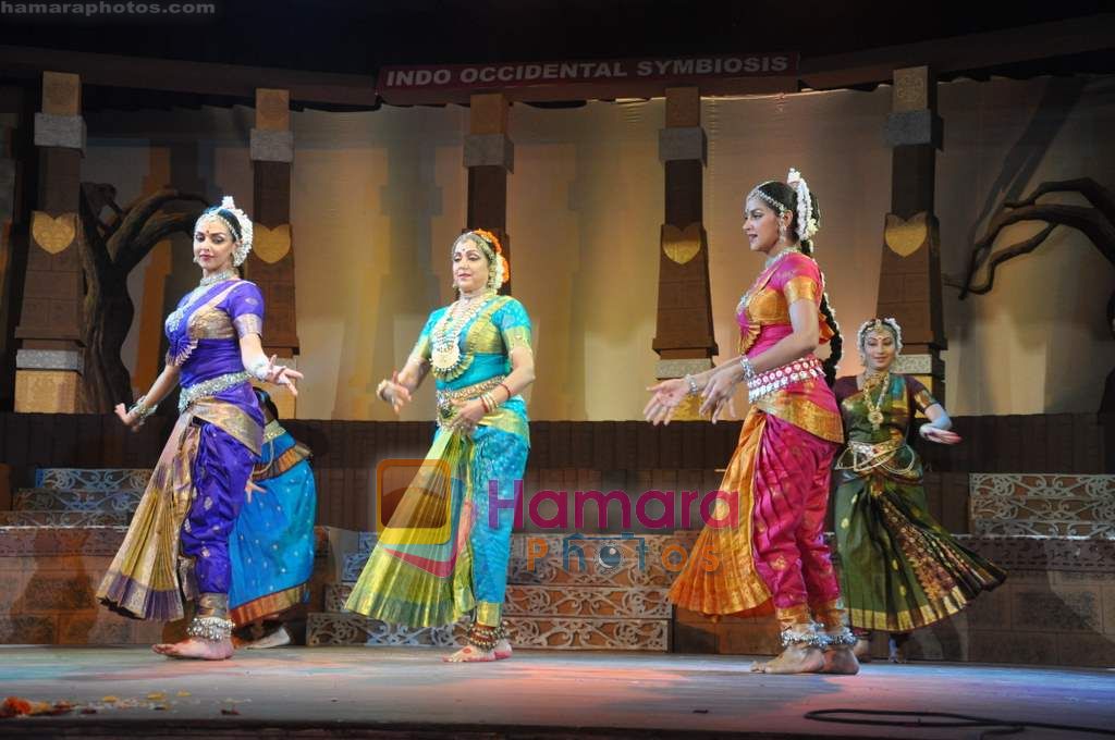 Hema Malini, Esha Deol, Ahana Deol perform together in Ravindra Natya Mandir on 20th Nov 2010 