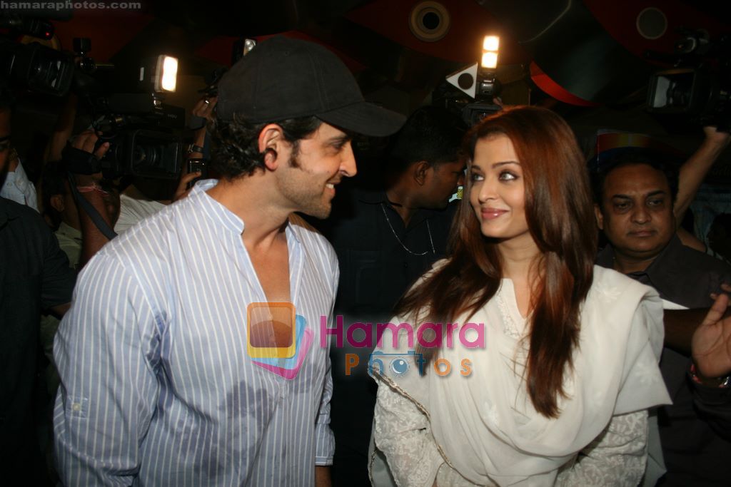 Hrithik Roshan & Aishwarya Rai Bachchan at Guzarish special screening in PVR, Juhu, Mumbai on 23rd Nov 2010 