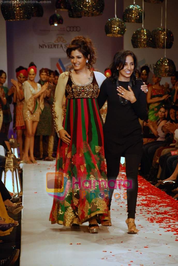 Raveena Tandon walk the ramp for Nivedita Saboo Show at The ABIL Pune Fashion Week Day 2 on 19th Nov 2010 