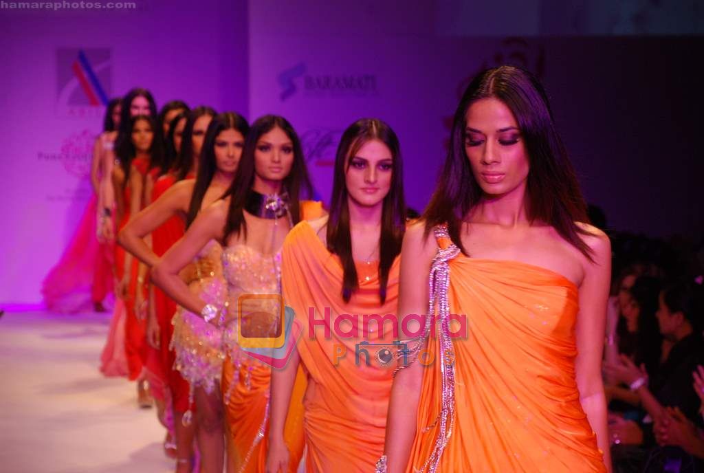 Model walk the ramp for Raakesh Agarvwal Show at The ABIL Pune Fashion Week Day 2 on 17th Nov 2010 