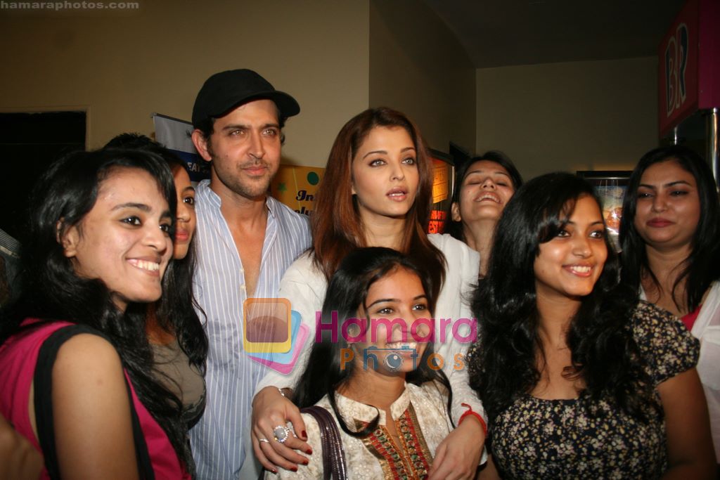 Hrithik Roshan & Aishwarya Rai Bachchan at Guzarish special screening in PVR, Juhu, Mumbai on 23rd Nov 2010 