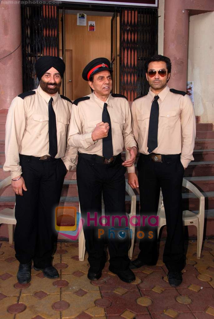 Sunny Deol, Dharmendra, Bobby Deol at Yamla Pagla Deewana fim on location in Filmcity on 24th Nov 2010 