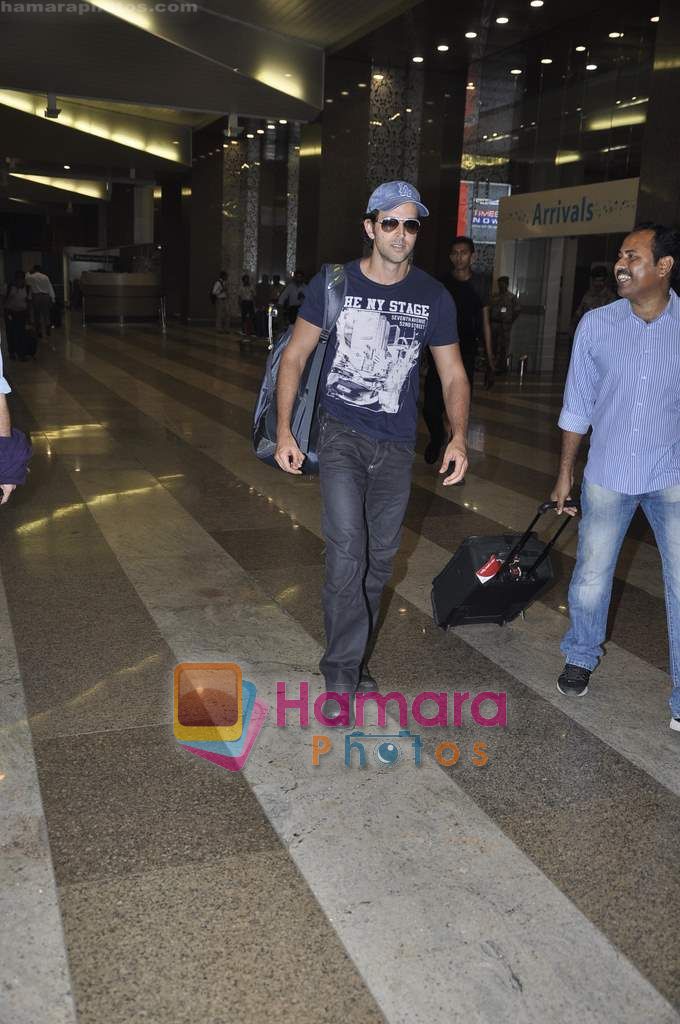 Hrithik Roshan snapped at Domestic Airport on 26th Nov 2010 