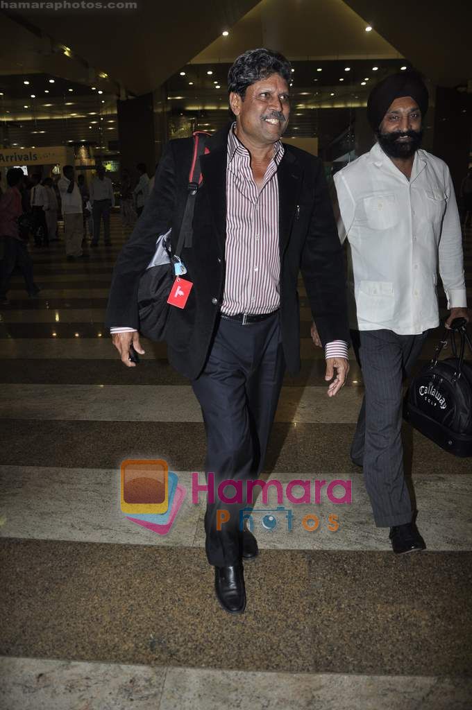 Kapil Dev snapped at Domestic Airport on 26th Nov 2010 