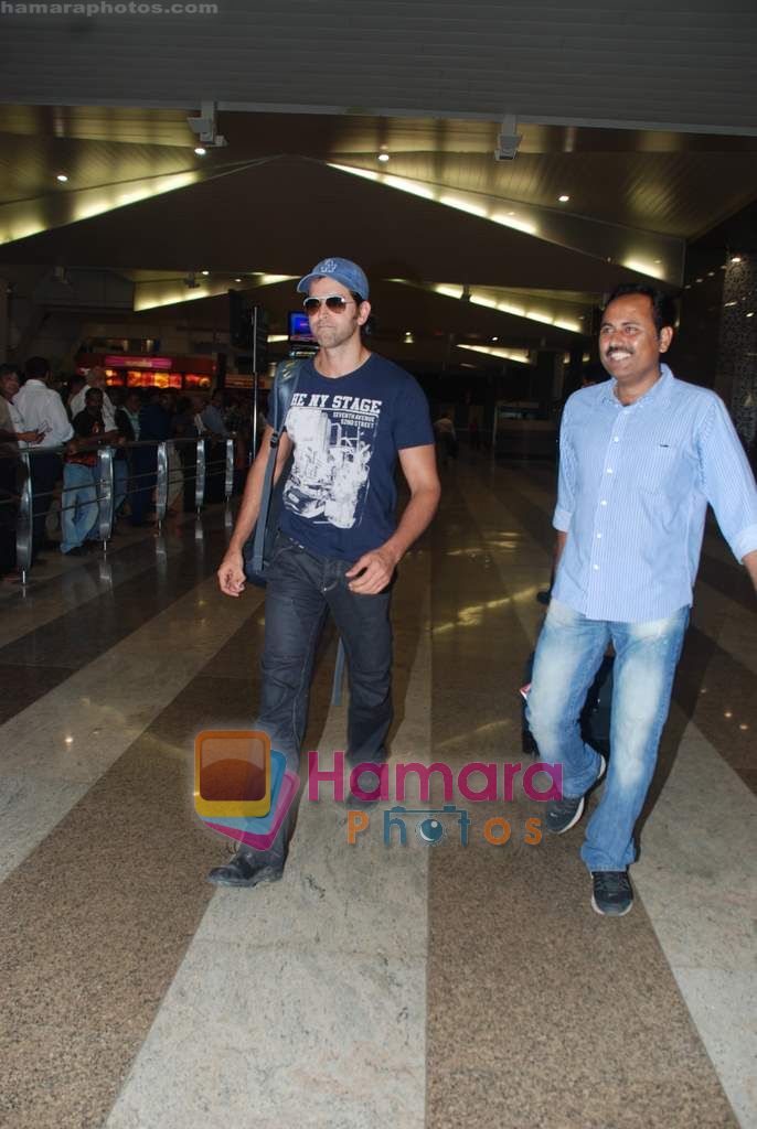 Hrithik Roshan snapped at Domestic Airport on 26th Nov 2010 